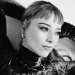 Karine Vanasse Instagram - Bts du shoot avec @gaelleleroyerphotography pour l’annonce de @lestraitres_noovo #lestraitresqc, ce printemps, sur @noovo.ca et @cravecanadafr 🔪 L’équipe derrière les looks de « l’Hôtesse du Manoir » : Stylistes @olivia_leblanc & @indiannna Direction beauté / maquillage @leslie_ann_thomson Cheveux @valeriaamirova _______ After @thetraitorscanada on @ctv, it’s now time for the Quebecois version : @lestraitres_noovo on @noovo.ca/ @cravecanadafr. Same manor, same production team and same glam team for the Lady of The Manor. 📷 @gaelleleroyerphotography Digital @laurence.chagnon Beauty direction and makeup @leslie_ann_thomson Hair @valeriaamirova Styled by @olivia_leblanc & @indiannna