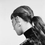 Karine Vanasse Instagram - Bts du shoot avec @gaelleleroyerphotography pour l’annonce de @lestraitres_noovo #lestraitresqc, ce printemps, sur @noovo.ca et @cravecanadafr 🔪 L’équipe derrière les looks de « l’Hôtesse du Manoir » : Stylistes @olivia_leblanc & @indiannna Direction beauté / maquillage @leslie_ann_thomson Cheveux @valeriaamirova _______ After @thetraitorscanada on @ctv, it’s now time for the Quebecois version : @lestraitres_noovo on @noovo.ca/ @cravecanadafr. Same manor, same production team and same glam team for the Lady of The Manor. 📷 @gaelleleroyerphotography Digital @laurence.chagnon Beauty direction and makeup @leslie_ann_thomson Hair @valeriaamirova Styled by @olivia_leblanc & @indiannna