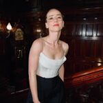 Karine Vanasse Instagram - @dunemovie Rarement je me suis sentie aussi honorée d’être invitée à une première… Impossible de ne pas être impressionnée, émue surtout, de tout ce avec quoi Denis Villeneuve arrive sur les plus hautes marches de cette industrie ; audace, humanité et humilité aussi grandes que le talent qu’il porte. … Et sentir l’importance à ses côtés de @tanyalapointe comme productrice et précieuse alliée ajoute une dose de fierté immense de les voir vivre et naviguer ensemble le succès de ce film partout sur la planète. Vous serez fier d’avoir vu ce film en salle quand on en parlera encore dans plusieurs années comme d’un classique de l’histoire du cinéma. #Dune2 ✨Merci @indiannna (stylisme) @valeriaamirova (maquillage et cheveux) @agence.m
