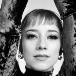 Karine Vanasse Instagram - Bts du shoot avec @gaelleleroyerphotography pour l’annonce de @lestraitres_noovo #lestraitresqc, ce printemps, sur @noovo.ca et @cravecanadafr 🔪 L’équipe derrière les looks de « l’Hôtesse du Manoir » : Stylistes @olivia_leblanc & @indiannna Direction beauté / maquillage @leslie_ann_thomson Cheveux @valeriaamirova _______ After @thetraitorscanada on @ctv, it’s now time for the Quebecois version : @lestraitres_noovo on @noovo.ca/ @cravecanadafr. Same manor, same production team and same glam team for the Lady of The Manor. 📷 @gaelleleroyerphotography Digital @laurence.chagnon Beauty direction and makeup @leslie_ann_thomson Hair @valeriaamirova Styled by @olivia_leblanc & @indiannna