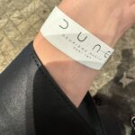 Karine Vanasse Instagram – @dunemovie Rarement je me suis sentie aussi honorée d’être invitée à une première…

Impossible de ne pas être impressionnée, émue surtout, de tout ce avec quoi Denis Villeneuve arrive sur les plus hautes marches de cette industrie ; audace, humanité et humilité aussi grandes que le talent qu’il porte. 
… Et sentir l’importance à ses côtés de @tanyalapointe comme productrice et précieuse alliée ajoute une dose de fierté immense de les voir vivre et naviguer ensemble le succès de ce film partout sur la planète.

Vous serez fier d’avoir vu ce film en salle quand on en parlera encore dans plusieurs années comme d’un classique de l’histoire du cinéma. #Dune2

✨Merci @indiannna (stylisme)
@valeriaamirova (maquillage et cheveux)
@agence.m