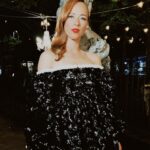 Karine Vanasse Instagram - Demain, Episode 3 @lestraitres_noovo. Et comme on sait maintenant que vous êtes, vous aussi, embarqués dans le jeu avec nos invités, merci !⚔️ … et l’Hôtesse, après le moment de la révélation à l’étage où se trouve les fantômes du Manoir ; le délire a pris le dessus quelques instants. 🪿💎 ⚔️ Production @groupeentourage Diffuseur @noovo.ca Look Stylisme @olivia_leblanc & @indiana Direction beauté & Maquillage @leslie_ann_thomson Cheveux @steevedaviault