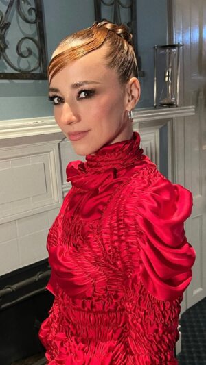 Karine Vanasse Instagram - Votre Hôtesse du Manoir, quelques instants avant l’accueil des invités à leur première Table Ronde…
@lestraitres_noovo, deuxième épisode ce soir, 20h. 
Le jeu est commencé.

Le premier episode en rattrapage sur @noovo.ca

Stylisme @olivia_leblanc & @indiannna 
Maquillage @leslie_ann_thomson 
Chevelure sculturale @valeriaamirova 

* Bts video @leslie_ann_thomson
