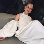 Karine Vanasse Instagram – RU. Je rêverais de me retrouver discrètement dans toute les salles où le film sera projeté à compter du 24 novembre pour vous voir, à la toute fin de la projection, avec le coeur qui voudra exploser d’envie de vivre.

Vous ne souhaiterez que choisir, vous aussi, de remarquer et absorber toutes « les nuances de bleu du ciel ».

Le réalisateur Charles-Olivier Michaud a fait du cinéma, du vrai, et basé sur vos réactions depuis la sortie de la bande-annonce, vous serez au rendez-vous avec nous pour le voir sur grand écran. Parce que oui, il y a de ces films qu’il faut voir en salle pour en vivre pleinement la grandeur. 
RU est l’un de ces films. 🎥 

Et @kimthuylythanh, et bien vous l’aimerez encore plus. Comme si c’était possible.

Et @chloedjandji @chantalthuy @jean.bui… 
Vivement qu’on vous découvre avec ce film. 
Vous êtes des géants à l’écran de beauté, de présence réelle et profonde… ce fût un honneur pour plusieurs d’entre nous de joindre cette équipe pour vous voir porter ce film avec autant de noblesse.

@amalga.prod 
@imminafilms 
@agence_rugicomm 
📸 de la première @tzaramaud 

Mua & hair and bts 📸 @leslie_ann_thomson 
Styling @olivia_leblanc 
Wearing @gol.shaah & @_jennybird 
Skin prep @sgilbertacupuncture