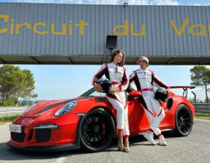 Karla Bchir Instagram - Bocco X Miss Côte d’Azur 23 💛
Elle pilote pour la première fois sur circuit 🫣🚗

Commencer avec une Porsche GT3rs, c’est une bonne idée ? 

Vidéo dispo sur YT à 19H 🎥🍿
#pretemoimacaisse n°7