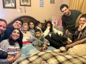 Karla Rubilar Instagram - Así termina mi #DíadelaMadre, visitando a mi querida abuelita @ellaellenaottone, junto a mi Pinito @christianpino , mis 4 hijos, mi hermano Pato @patricio.r.barahona , Kari @kari__paz_ mi cuñada y el pequeño Rai. Qué dicha es tenerte con nosotros. Gracias Dios 🙏🏻❤️