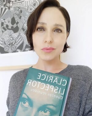 Karla Cossío Instagram - Habré tenido 16 años cuando mi papá puso por primera vez un libro de Clarice Lispector en mis manos. Leerla cambió la forma en que percibí la vida para siempre. 
(Por cierto, mi papá fue quien escribió el ensayo que sirve de prólogo para sus Cuentos Reunidos♥️)
