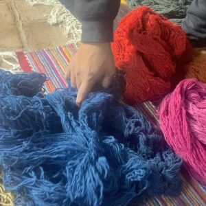 Karla Cossío Instagram - Doña Petrona falleció hace tres años. En su memoria, Don Juan y su hijo David continuaron la tradición y mantuvieron el taller de telar de pedal. 
Gracias a ambos por recibirnos en su hogar, contarnos su historia y mostrarnos su hermoso trabajo, así como por el delicioso desayuno, ¡jamás olvidaré ese espesado de chepil! 

@davidlazo220418