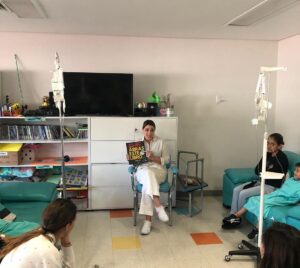 Karla Cossío Instagram - Tengamos todos en nuestras oraciones a estos pequeños y a sus familias. Son un ejemplo de valentía y fuerza.

Gracias @cuentos.que.cuentan por la invitación.