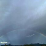 Karla Cossío Instagram – Día gris y llueve. Escampa un poco, sale algo de sol y se revela el arcoiris. 
Nuestra luz interior sólo necesita una pequeña ranura para entrar y llenar todos los espacios.