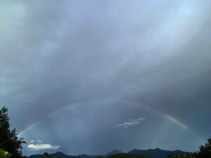 Karla Cossío Instagram - Día gris y llueve. Escampa un poco, sale algo de sol y se revela el arcoiris. 
Nuestra luz interior sólo necesita una pequeña ranura para entrar y llenar todos los espacios.