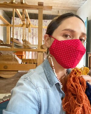 Karla Cossío Instagram - Doña Petrona falleció hace tres años. En su memoria, Don Juan y su hijo David continuaron la tradición y mantuvieron el taller de telar de pedal. 
Gracias a ambos por recibirnos en su hogar, contarnos su historia y mostrarnos su hermoso trabajo, así como por el delicioso desayuno, ¡jamás olvidaré ese espesado de chepil! 

@davidlazo220418