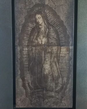 Karla Cossío Instagram - La Madre. Mi abuela Margarita era muy Guadalupana. Tanto, que de cariño le decía "Lupito" a mi papá. 
Yo aún llevo la medalla de la Virgen de Guadalupe que me dieron mis papás cuando era pequeña.