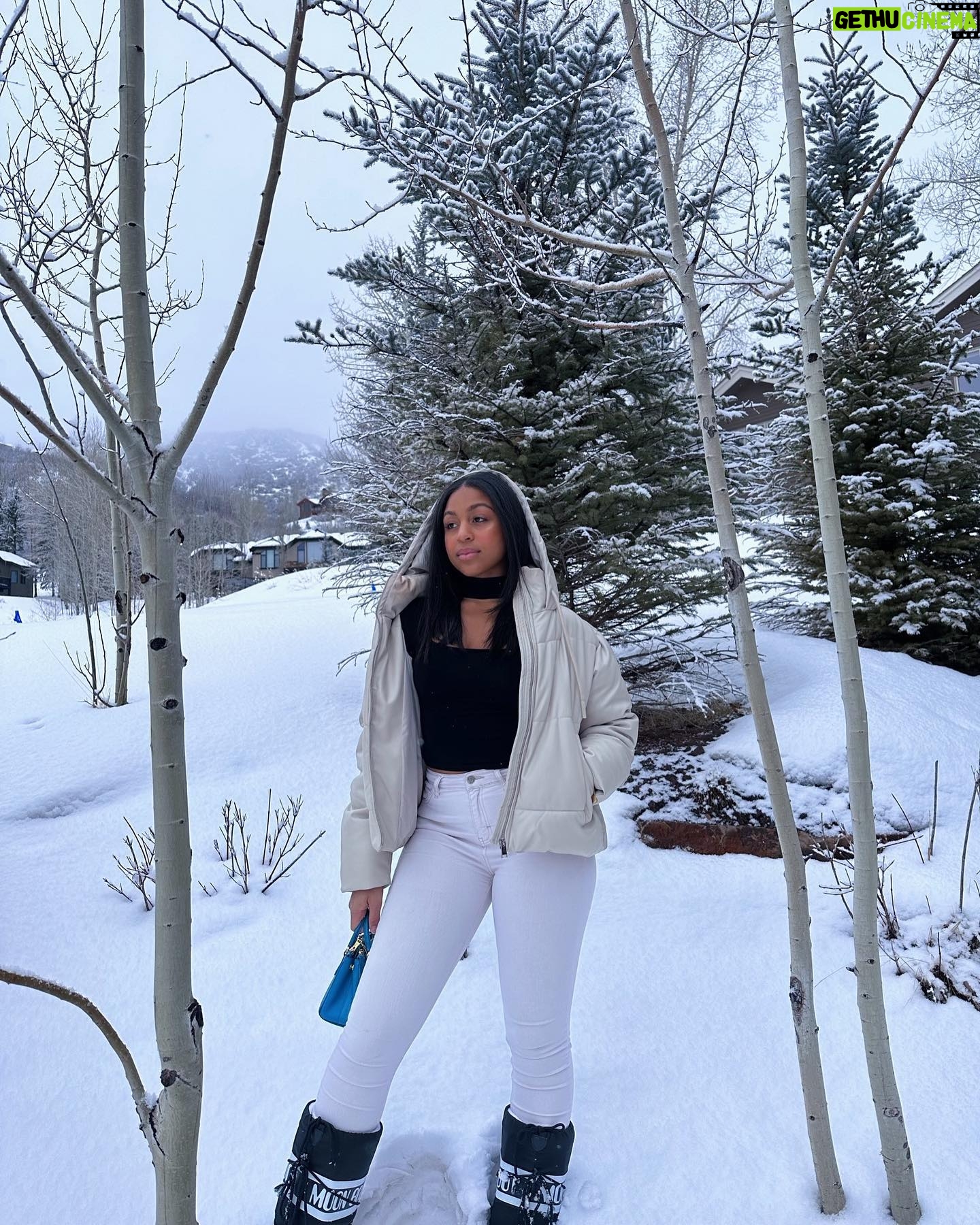 Karma Bridges - 3 Likes - Ended the year with a December to remember <3 wishing us peace, love, unforgettable memories, and so much joy this 2023. Happy New Year💙