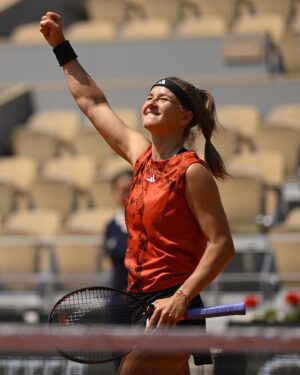 Karolína Muchová Instagram - All smiles for the semifinals 😀

📸 @julien.crosnier @philmontigny / @fftennis 

#RolandGarros