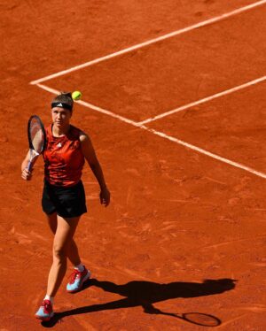 Karolína Muchová Instagram - Czech mate 🇨🇿

@karolinamuchova upsets No.8 seed Sakkari in straight sets!

📸 @julien.crosnier / @fftennis 

#WTA #Tennis #RolandGarros