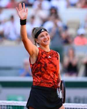 Karolína Muchová Instagram - Czech mate 🇨🇿

@karolinamuchova upsets No.8 seed Sakkari in straight sets!

📸 @julien.crosnier / @fftennis 

#WTA #Tennis #RolandGarros