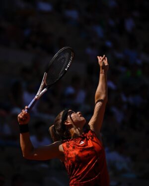 Karolína Muchová Instagram - Czech mate 🇨🇿

@karolinamuchova upsets No.8 seed Sakkari in straight sets!

📸 @julien.crosnier / @fftennis 

#WTA #Tennis #RolandGarros