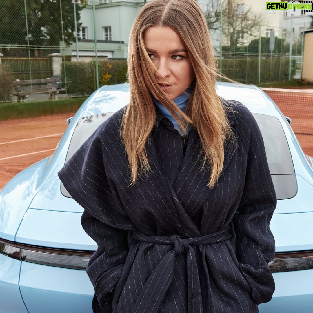 Karolína Muchová - 8.4K Likes - CZ: Výkony na hranici možností, elektrizující momenty plné adrenalinu a vášeň spojená s cestováním. To definuje svět Porsche a Karolíny Muchové, letošní finalistky French Open. ⚡Vítáme Karolínu do rodiny Porsche!
ENG: Performance at the limit of possibilities, electrifying moments full of adrenaline and passion for travelling. This is what defines the world of Porsche and Karolina Muchova, this year’s French Open finalist. ⚡Welcome to the Porsche family, Karolina!
__
@ondrejpycha_photography #Porsche #Taycan #KarolinaMuchova #Tennis #PorscheTennis
__
Porsche Taycan: Kombinovaná spotřeba elektrické energie v kWh/100 km: 23,9 - 19,6; Kombinované emise CO₂ v g/km: 0; stav k 12/2023 dle WLT