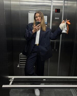 Karolína Muchová Instagram - Life Lately 🌪️
1. Cover me in sunshine ☀️
2. Life is not perfect but your sneakers can be
3. Happy family postcard 
4. Not so funny Karolina 🤦🏼‍♀️
5. Food blogger 2.0
6. Back in business 👔
7. Weightlifting these days 🫥
8. ✂️✂️✂️
9. Therapy 💃🏼