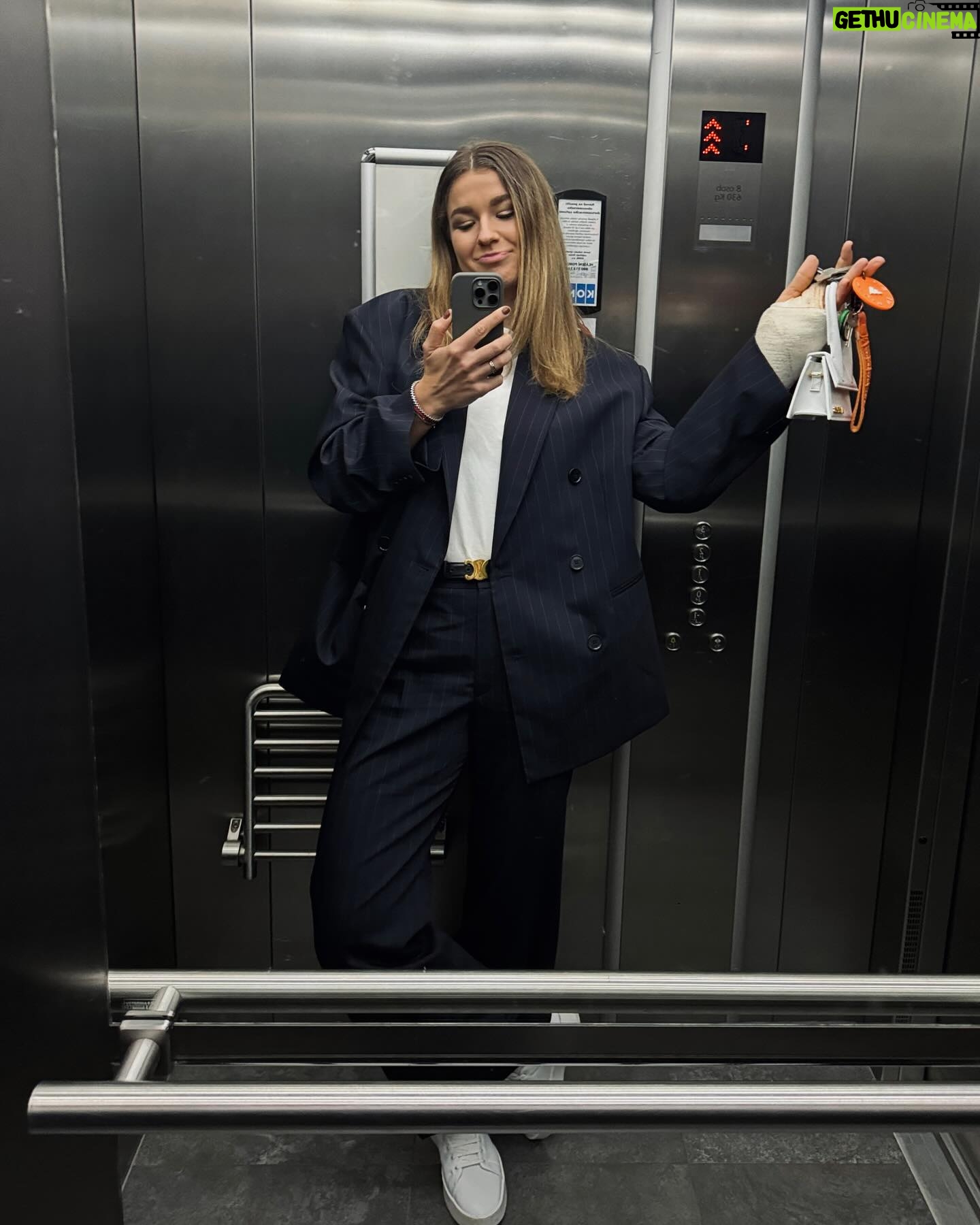 Karolína Muchová - 15.6K Likes - Life Lately 🌪️
1. Cover me in sunshine ☀️
2. Life is not perfect but your sneakers can be
3. Happy family postcard
4. Not so funny Karolina 🤦🏼♀️
5. Food blogger 2.0
6. Back in business 👔
7. Weightlifting these days 🫥
8. ✂️✂️✂️
9. Therapy 💃🏼