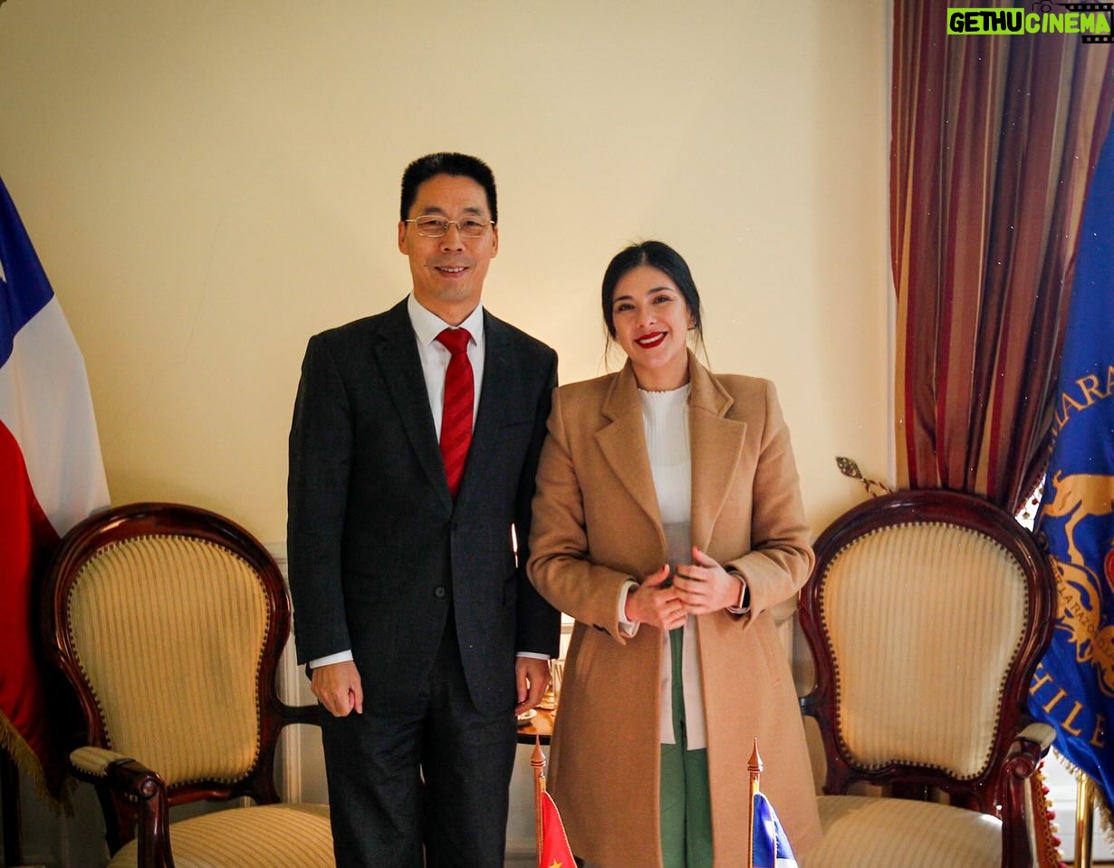 Karol Cariola Instagram - 🇨🇳REUNIÓN CON EMBAJADOR DE LA REPÚBLICA POPULAR DE CHINA EN CHILE, NIU QINGBAO Esta mañana, junto al vicepresidente Eric Aedo @ericaedojeldres recibimos la visita del Embajador de China en Chile, Niu Qingbao, para intercambiar visiones sobre las relaciones diplomáticas con un país que se ha transformado en nuestro principal socio comercial. Estas relaciones han estado marcadas por el respeto, la cooperación y el intercambio no solo comercial, sino también en otras áreas como la cultura. Hemos reafirmado nuestro interés por el desarrollo y crecimiento compartido de la humanidad, el reconocimiento de una China unificada y la ratificación del principio de neutralidad tecnológica. Esperamos contribuir en la profundización de nuestras relaciones y amistad con China 🇨🇳🇨🇱