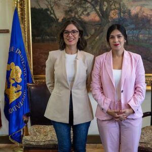 Karol Cariola Instagram - Esta tarde recibí la visita de la ministra vocera de Gobierno @camilantoniamaranta 🙌 Abordamos los diferentes desafíos que tenemos de frente para el avance de una agenda legislativa que ponga al centro el interés del país.