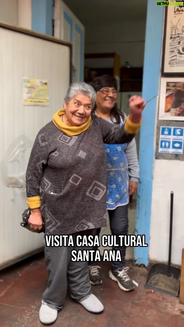 Karol Cariola Instagram - En mi calidad de presidenta de la Cámara de Diputadas y Diputados, fui invitada a visitar algunos lugares de #Valparaíso y #ViñadelMar junto al diputado de la región @tderementeria 🙌🏻 Nos parece que es fundamental que desde el Congreso Nacional generemos una mayor cercanía con los espacios que nos rodean, ver sus problemáticas en primera persona y conocer su realidad, para así generar gestiones que puedan llegar a posibles soluciones☝🏻 Iniciamos en el colegio Republica del Salvador en #Valparaíso. Sostuvimos una reunión con su directora Caroll Marambio, quien nos mostró los graves problemas de infraeestructura y un basural que se formó en un sitio eriazo frente al colegio. Debemos garantizar la educación pública en espacios seguros y de calidad📚 Continuamos en la Casa Cultural Santa Ana en #Valparaíso, donde compartimos con vecinas y vecinos del cerro Cordillera y pudimos conocer más el importante trabajo comunitario que llevan adelante en este espacio autogestionado🫂 Finalmente, junto al Seremi de Bienes Nacionales, @tomascovacich nos reunimos con parte de la directiva del Club Deportivo Glorias Navales de #ViñadelMar para poder avanzar en las gestiones para una futura sede para la organización que actualmente no cuenta con un espacio adecuado para recibir a los niños y niñas⚽️