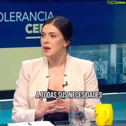 Karol Cariola Instagram - Les comparto mi reflexión sobre la necesidad que tenemos quienes estamos en política de hacernos cargo de forma urgente y concreta de las prioridades de la ciudadanía. Necesitamos poner mayor esfuerzo en el diálogo para lograr acuerdos, y hacer autocrítica por aquellas cosas en las que no hemos sido capaces aún de ponernos de acuerdo. Desde el Congreso, como Cámara de @diputadasydiputadoscl junto al @senadochile , estamos construyendo una agenda común que incorpore tres seguridades: 1- Seguridad pública 2- Seguridad económica 3- Seguridad social Con esos focos sobre la mesa, pondremos todos nuestros esfuerzos para concordar posiciones comunes y agilizar la tramitación en dichas materias ✅