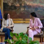 Karol Cariola Instagram - Esta tarde recibí la visita de la ministra vocera de Gobierno @camilantoniamaranta 🙌 Abordamos los diferentes desafíos que tenemos de frente para el avance de una agenda legislativa que ponga al centro el interés del país.
