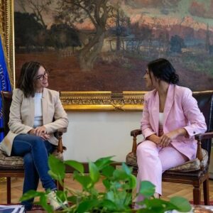 Karol Cariola Instagram - Esta tarde recibí la visita de la ministra vocera de Gobierno @camilantoniamaranta 🙌 Abordamos los diferentes desafíos que tenemos de frente para el avance de una agenda legislativa que ponga al centro el interés del país.