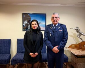 Karol Cariola Instagram - Reunión con el Comandante en Jefe de la FACH 👨🏼‍✈️🇨🇱✈️

 📝 Esta mañana sostuve una reunión de trabajo con el Comandante en Jefe de la Fuerza Aérea de Chile, Hugo Rodríguez, con quien discutimos diferentes materias de común interés como continuar el trabajo ya iniciado para empujar la destinación de viviendas FACH a comités de vivienda de la comuna de #Conchalí

👉🏼 También abordamos la situación geopolítica de la Antártica y la decision de Chile de garantizar que siga siendo un continente dedicado a la ciencia y no a la explotación comercial📍
