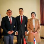 Karol Cariola Instagram - 🇨🇳REUNIÓN CON EMBAJADOR DE LA REPÚBLICA POPULAR DE CHINA EN CHILE, NIU QINGBAO Esta mañana, junto al vicepresidente Eric Aedo @ericaedojeldres recibimos la visita del Embajador de China en Chile, Niu Qingbao, para intercambiar visiones sobre las relaciones diplomáticas con un país que se ha transformado en nuestro principal socio comercial. Estas relaciones han estado marcadas por el respeto, la cooperación y el intercambio no solo comercial, sino también en otras áreas como la cultura. Hemos reafirmado nuestro interés por el desarrollo y crecimiento compartido de la humanidad, el reconocimiento de una China unificada y la ratificación del principio de neutralidad tecnológica. Esperamos contribuir en la profundización de nuestras relaciones y amistad con China 🇨🇳🇨🇱