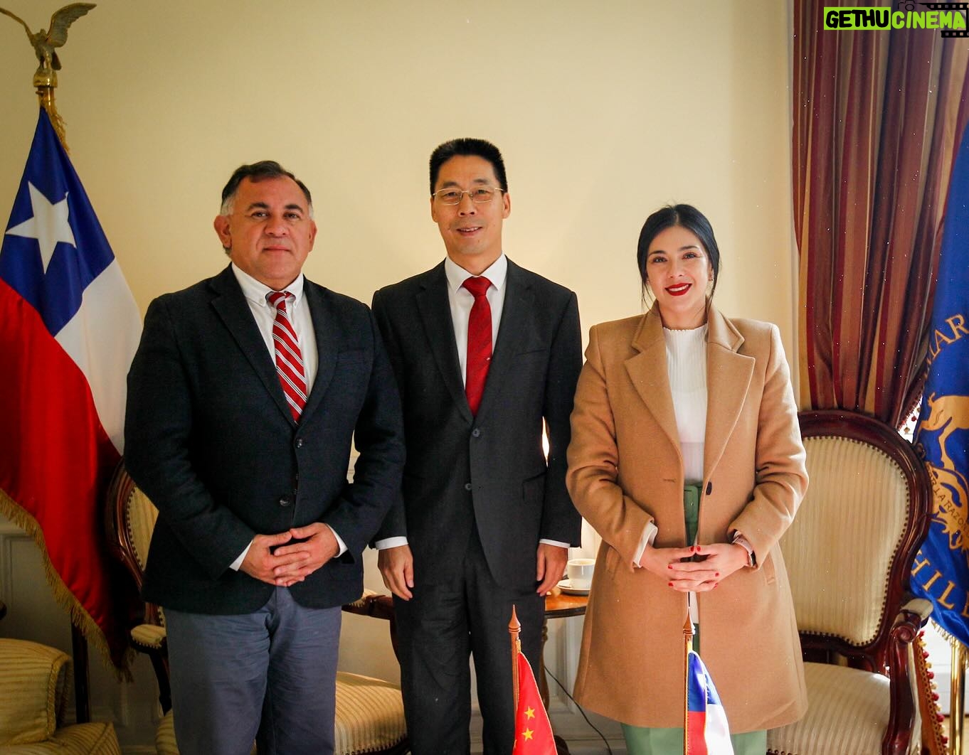Karol Cariola Instagram - 🇨🇳REUNIÓN CON EMBAJADOR DE LA REPÚBLICA POPULAR DE CHINA EN CHILE, NIU QINGBAO Esta mañana, junto al vicepresidente Eric Aedo @ericaedojeldres recibimos la visita del Embajador de China en Chile, Niu Qingbao, para intercambiar visiones sobre las relaciones diplomáticas con un país que se ha transformado en nuestro principal socio comercial. Estas relaciones han estado marcadas por el respeto, la cooperación y el intercambio no solo comercial, sino también en otras áreas como la cultura. Hemos reafirmado nuestro interés por el desarrollo y crecimiento compartido de la humanidad, el reconocimiento de una China unificada y la ratificación del principio de neutralidad tecnológica. Esperamos contribuir en la profundización de nuestras relaciones y amistad con China 🇨🇳🇨🇱