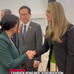 Karol Cariola Instagram - SALUDO PROTOCOLAR DEL CUERPO DIPLOMÁTICO 🤝🏼 Gracias al señor Decano del Cuerpo Diplomático Monseñor Alberto Ortega Martín, a vicepresidentes, diputadas y diputados, representantes de organismos internacionales, ministros y ministras, consejeros, consejeras, encargados y encargadas de negocios. La Cámara de @diputadasydiputadoscl está comprometida con las relaciones exteriores, contando con un acuerdo institucional que establece aquellos foros en que se ha decidido participar de manera permanente durante toda la legislatura, como la Unión Interparlamentaria (UIP), el Parlamento Andino, Women Political Leaders (WPL), ParlAmericas, la Red Parlamentaria Global de la OCDE, el Foro Parlamentario Asia Pacífico (APPF), o el Parlamento Latinoamericano (PARLATINO), y la Comisión Interparlamentaria de Seguimiento a la Alianza del Pacífico (CISAP), en la que Chile acaba de asumir la presidencia pro-tempore hace pocos días en el Cusco, en la persona de nuestro colega, el diputado Sergio Bobadilla. Reitero mi agradecimiento y reconocimiento a todos por el valioso apoyo que sus países han brindado, siempre que se ha requerido. Reciban nuestra reciprocidad para colaborar, reforzando la amistad, solidaridad y coexistencia pacífica entre las naciones🙌🏻