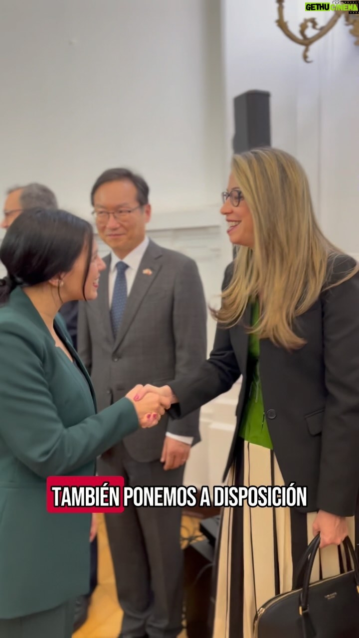 Karol Cariola Instagram - SALUDO PROTOCOLAR DEL CUERPO DIPLOMÁTICO 🤝🏼 Gracias al señor Decano del Cuerpo Diplomático Monseñor Alberto Ortega Martín, a vicepresidentes, diputadas y diputados, representantes de organismos internacionales, ministros y ministras, consejeros, consejeras, encargados y encargadas de negocios. La Cámara de @diputadasydiputadoscl está comprometida con las relaciones exteriores, contando con un acuerdo institucional que establece aquellos foros en que se ha decidido participar de manera permanente durante toda la legislatura, como la Unión Interparlamentaria (UIP), el Parlamento Andino, Women Political Leaders (WPL), ParlAmericas, la Red Parlamentaria Global de la OCDE, el Foro Parlamentario Asia Pacífico (APPF), o el Parlamento Latinoamericano (PARLATINO), y la Comisión Interparlamentaria de Seguimiento a la Alianza del Pacífico (CISAP), en la que Chile acaba de asumir la presidencia pro-tempore hace pocos días en el Cusco, en la persona de nuestro colega, el diputado Sergio Bobadilla. Reitero mi agradecimiento y reconocimiento a todos por el valioso apoyo que sus países han brindado, siempre que se ha requerido. Reciban nuestra reciprocidad para colaborar, reforzando la amistad, solidaridad y coexistencia pacífica entre las naciones🙌🏻