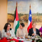 Karol Cariola Instagram - Encuentro con mujeres embajadoras 🌍🤝❤️ Como presidenta de la Cámara de @diputadasydiputadoscl ,recibí la invitación de la Embajadora del Estado de Palestina en Chile 🇵🇸 @vera.baboun ,a compartir y dialogar junto a mujeres lideresas de 20 países, representantes del cuerpo diplomático presente en nuestro país. También participaron representantes de la División de Medio Oriente y África de @cancilleriachile y del Sistema de las Naciones Unidas en Chile @onuchile 🇨🇱 ☝🏽Abordamos la importancia del liderazgo y el rol que ejercen las mujeres en los espacios políticos, particularmente, en la resolución de conflictos armados, pero también en las negociaciones y la consolidación de la paz. 🔴Además, pude contarles acerca de algunos de los importantes avances en materia de equidad de género y justicia social en nuestro país, como la Ley del Derecho a la Mujeres a una Vida Libre de Violencia, la Ley Gabriela y la que establece el Pago de las Pensiones de alimentos, que esta semana cumplió un año de vigencia y ha beneficiado a 104.807 niños, niñas y adolescentes. Agradezco mucho esta instancia de dialogo fraterno entre mujeres, que desde nuestras diferentes culturas y cargos, logramos construir puentes y espacios de integración e intercambio positivo, que nos permitan avanzar armoniosamente entre nuestras naciones 🙌🏼