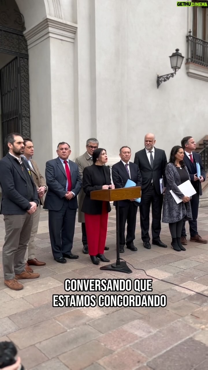 Karol Cariola Instagram - Reunión con Ministerio del Interior y Segpres☝🏻 Junto al presidente del @senadochile @senadorjosegarciaruminot y los vicepresidentes de ambas mesas @ericaedojeldres @diputadogasparrivas y @matiaswalkerprieto sostuvimos una reunión con la ministra del Interior @carolina_toha , el ministro @segpres @aelizaldes y la Subsecretaria @macarenalobospalacios para trabajar en la agenda tripartita de seguridad🚨 Acordamos que el próximo lunes 20 de mayo se dará a conocer el contenido de este fast track legislativo de seguridad, que incorpora el cumplimiento de lo que está pendiente del primer acuerdo, pero incluye otras materias. Nuestro compromiso es continuar trabajando en esta mesa tripartita y con todos los comités parlamentarios para avanzar en los puntos comunes que desde los diferentes sectores politicos hemos concordado para responder a las demandas de la ciudadanía en materia de seguridad pública, pero también social y economica🙌🏻