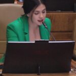 Karol Cariola Instagram - ¡Buenas noticias!🔔Hoy despachamos de forma unánime el Proyecto de Ley que aumenta de manera progresiva la dotación del escalafón de oficiales del Litoral de la Armada de Chile, creando 125 nuevas plazas para quienes se encargan de resguardar nuestras costas. Es importante hacernos cargo y contruibuir en que las y los oficiales de la Armada de Chile puedan cumplir labores tan relevantes para la ciudadanía de la manera más óptima. Tenemos 6.435 km de frontera marítima que debemos resguardar, el crimen organizado hoy está entrando por nuestras costas y es una realidad que enfrentar. Los últimos años, nuestra fuerza naval se estaba viendo superada en cubrir estas necesidades y la cantidad de oficiales no estaban dando abasto a los requerimientos del Chile actual. Es por eso que esperamos su pronta promulgación, desde la Cámara de @diputadasydiputadoscl continuaremos trabajando en colaboración con las instituciones para seguir velando por el bien del país 🇨🇱