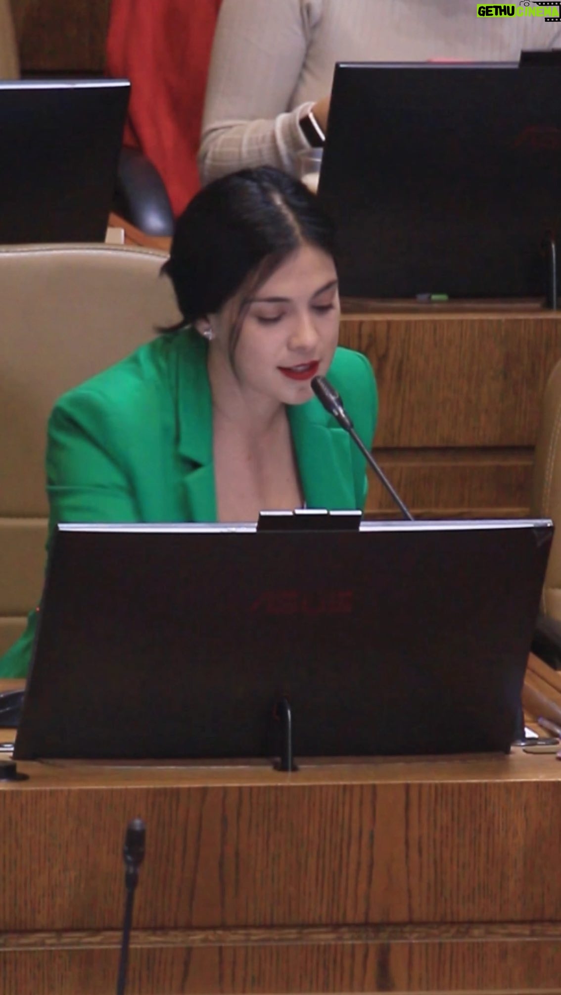Karol Cariola Instagram - ¡Buenas noticias!🔔Hoy despachamos de forma unánime el Proyecto de Ley que aumenta de manera progresiva la dotación del escalafón de oficiales del Litoral de la Armada de Chile, creando 125 nuevas plazas para quienes se encargan de resguardar nuestras costas. Es importante hacernos cargo y contruibuir en que las y los oficiales de la Armada de Chile puedan cumplir labores tan relevantes para la ciudadanía de la manera más óptima. Tenemos 6.435 km de frontera marítima que debemos resguardar, el crimen organizado hoy está entrando por nuestras costas y es una realidad que enfrentar. Los últimos años, nuestra fuerza naval se estaba viendo superada en cubrir estas necesidades y la cantidad de oficiales no estaban dando abasto a los requerimientos del Chile actual. Es por eso que esperamos su pronta promulgación, desde la Cámara de @diputadasydiputadoscl continuaremos trabajando en colaboración con las instituciones para seguir velando por el bien del país 🇨🇱