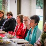 Karol Cariola Instagram - Encuentro con mujeres embajadoras 🌍🤝❤️ Como presidenta de la Cámara de @diputadasydiputadoscl ,recibí la invitación de la Embajadora del Estado de Palestina en Chile 🇵🇸 @vera.baboun ,a compartir y dialogar junto a mujeres lideresas de 20 países, representantes del cuerpo diplomático presente en nuestro país. También participaron representantes de la División de Medio Oriente y África de @cancilleriachile y del Sistema de las Naciones Unidas en Chile @onuchile 🇨🇱 ☝🏽Abordamos la importancia del liderazgo y el rol que ejercen las mujeres en los espacios políticos, particularmente, en la resolución de conflictos armados, pero también en las negociaciones y la consolidación de la paz. 🔴Además, pude contarles acerca de algunos de los importantes avances en materia de equidad de género y justicia social en nuestro país, como la Ley del Derecho a la Mujeres a una Vida Libre de Violencia, la Ley Gabriela y la que establece el Pago de las Pensiones de alimentos, que esta semana cumplió un año de vigencia y ha beneficiado a 104.807 niños, niñas y adolescentes. Agradezco mucho esta instancia de dialogo fraterno entre mujeres, que desde nuestras diferentes culturas y cargos, logramos construir puentes y espacios de integración e intercambio positivo, que nos permitan avanzar armoniosamente entre nuestras naciones 🙌🏼