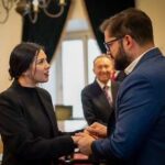 Karol Cariola Instagram - Reunión de las mesas directivas de la Cámara de Diputados/as y el Senado con el Presidente de la República @gabrielboric 🤝🏼 Junto al presidente del @senadochile @senadorjosegarciaruminot y los vicepresidentes de ambas mesas @ericaedojeldres @diputadogasparrivas y @matiaswalkerprieto fuimos convocados por el presidente Gabriel Boric para colaborar en el avance legislativo de la agenda de trabajo para el crecimiento económico, progreso social y responsabilidad fiscal. 👉🏼Se nos presentaron 21 proyectos de ley, de los cuales la mayoría se encuentran tramitados en el Senado. 👉🏼Ambas mesas nos hemos comprometido en contribuir a que esta agenda al menos sea tramitada durante este año, antes de la ley de presupuesto, en el Congreso Nacional. Cada sector político podrá manifestar su opinión en el proceso de discusión democrática y votar como consideren adecuado, lo que importa es que la discusión avance.