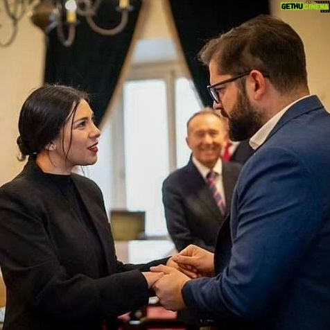 Karol Cariola Instagram - Reunión de las mesas directivas de la Cámara de Diputados/as y el Senado con el Presidente de la República @gabrielboric 🤝🏼 Junto al presidente del @senadochile @senadorjosegarciaruminot y los vicepresidentes de ambas mesas @ericaedojeldres @diputadogasparrivas y @matiaswalkerprieto fuimos convocados por el presidente Gabriel Boric para colaborar en el avance legislativo de la agenda de trabajo para el crecimiento económico, progreso social y responsabilidad fiscal. 👉🏼Se nos presentaron 21 proyectos de ley, de los cuales la mayoría se encuentran tramitados en el Senado. 👉🏼Ambas mesas nos hemos comprometido en contribuir a que esta agenda al menos sea tramitada durante este año, antes de la ley de presupuesto, en el Congreso Nacional. Cada sector político podrá manifestar su opinión en el proceso de discusión democrática y votar como consideren adecuado, lo que importa es que la discusión avance.