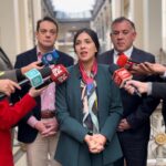 Karol Cariola Instagram - 📣 AGENDA DE SEGURIDAD Y PERSECUCIÓN DEL DELITO 👉 A primera hora de este lunes participamos de la Mesa Jurídica Policial de la Municipalidad de Santiago, junto a la Alcaldesa de Santiago @iracixstgo , el Subsecretario de Prevención del Delito @eduardovergara_spd , la Delegada Presidencial @contimartinezg , el Fiscal Regional Xavier Armendariz, el Fiscal de Santiago Francisco Jacir, además del perfecto de Santiago Fernando Albornozz y el subperfecto PDI, Jaime Lazo, para recoger esta experiencia pionera en el marco de la tramitación que estamos impulsando desde la Cámara de @diputadasydiputadoscl del proyecto de ley que fortalece el rol preventivo de los municipios en la seguridad pública. 🚨 👉 Luego, nos fuimos corriendo a la Corte Suprema ⚖️ Junto a su presidente Ricardo Blanco, los vicepresidentes @ericaedojeldres y @diputadogasparrivas , y representantes de las comisiones de Hacienda y Constitución de la Cámara. conformamos una primera mesa técnica de cooperación entre ambos poderes del Estado, en la que conversamos sobre el proyecto de reforzamiento de los tribunales del Poder Judicial y el rol que estos cumplen en la persecución del crimen👩🏽‍⚖️