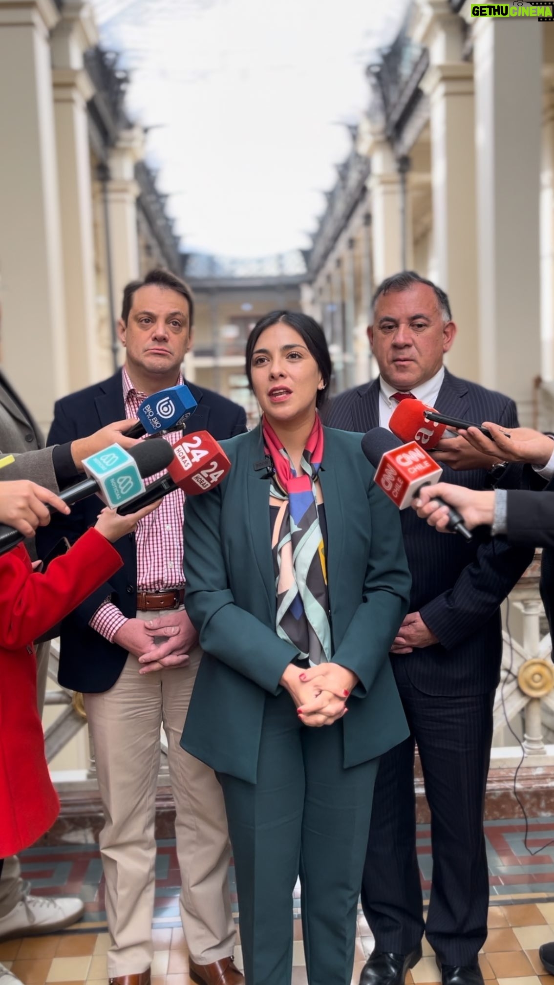 Karol Cariola Instagram - 📣 AGENDA DE SEGURIDAD Y PERSECUCIÓN DEL DELITO 👉 A primera hora de este lunes participamos de la Mesa Jurídica Policial de la Municipalidad de Santiago, junto a la Alcaldesa de Santiago @iracixstgo , el Subsecretario de Prevención del Delito @eduardovergara_spd , la Delegada Presidencial @contimartinezg , el Fiscal Regional Xavier Armendariz, el Fiscal de Santiago Francisco Jacir, además del perfecto de Santiago Fernando Albornozz y el subperfecto PDI, Jaime Lazo, para recoger esta experiencia pionera en el marco de la tramitación que estamos impulsando desde la Cámara de @diputadasydiputadoscl del proyecto de ley que fortalece el rol preventivo de los municipios en la seguridad pública. 🚨 👉 Luego, nos fuimos corriendo a la Corte Suprema ⚖️ Junto a su presidente Ricardo Blanco, los vicepresidentes @ericaedojeldres y @diputadogasparrivas , y representantes de las comisiones de Hacienda y Constitución de la Cámara. conformamos una primera mesa técnica de cooperación entre ambos poderes del Estado, en la que conversamos sobre el proyecto de reforzamiento de los tribunales del Poder Judicial y el rol que estos cumplen en la persecución del crimen👩🏽⚖️