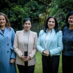 Karol Cariola Instagram - Encuentro con mujeres embajadoras 🌍🤝❤️ Como presidenta de la Cámara de @diputadasydiputadoscl ,recibí la invitación de la Embajadora del Estado de Palestina en Chile 🇵🇸 @vera.baboun ,a compartir y dialogar junto a mujeres lideresas de 20 países, representantes del cuerpo diplomático presente en nuestro país. También participaron representantes de la División de Medio Oriente y África de @cancilleriachile y del Sistema de las Naciones Unidas en Chile @onuchile 🇨🇱 ☝🏽Abordamos la importancia del liderazgo y el rol que ejercen las mujeres en los espacios políticos, particularmente, en la resolución de conflictos armados, pero también en las negociaciones y la consolidación de la paz. 🔴Además, pude contarles acerca de algunos de los importantes avances en materia de equidad de género y justicia social en nuestro país, como la Ley del Derecho a la Mujeres a una Vida Libre de Violencia, la Ley Gabriela y la que establece el Pago de las Pensiones de alimentos, que esta semana cumplió un año de vigencia y ha beneficiado a 104.807 niños, niñas y adolescentes. Agradezco mucho esta instancia de dialogo fraterno entre mujeres, que desde nuestras diferentes culturas y cargos, logramos construir puentes y espacios de integración e intercambio positivo, que nos permitan avanzar armoniosamente entre nuestras naciones 🙌🏼
