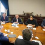 Karol Cariola Instagram - Reunión de las mesas directivas de la Cámara de Diputados/as y el Senado con el Presidente de la República @gabrielboric 🤝🏼 Junto al presidente del @senadochile @senadorjosegarciaruminot y los vicepresidentes de ambas mesas @ericaedojeldres @diputadogasparrivas y @matiaswalkerprieto fuimos convocados por el presidente Gabriel Boric para colaborar en el avance legislativo de la agenda de trabajo para el crecimiento económico, progreso social y responsabilidad fiscal. 👉🏼Se nos presentaron 21 proyectos de ley, de los cuales la mayoría se encuentran tramitados en el Senado. 👉🏼Ambas mesas nos hemos comprometido en contribuir a que esta agenda al menos sea tramitada durante este año, antes de la ley de presupuesto, en el Congreso Nacional. Cada sector político podrá manifestar su opinión en el proceso de discusión democrática y votar como consideren adecuado, lo que importa es que la discusión avance.