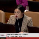 Karol Cariola Instagram - Esta semana de trabajo parlamentario extraordinario, lamentablemente, comenzó marcada por la muerte de tres compatriotas carabineros que fueron asesinados en Cañete cuando se encontraban trabajando para la protección y seguridad de chilenas y chilenos. Este viernes 3 de mayo, en la última sesión de la Sala de la Cámara de @diputadasydiputadoscl logramos despachar el proyecto de Ley sobre las Reglas de Uso de la Fuerza (RUF) y el que crea el Ministerio de Seguridad Pública, dos iniciativas claves de la agenda de seguridad tripartita que continuaremos impulsando junto al @gobiernodechile y el @senadochile 🤝 Y aunque sabemos que no es suficiente, todas las instituciones y poderes del Estado tenemos que seguir avanzando coordinadamente para priorizar nuestras posiciones comunes: darle urgencia a las prioridades de nuestros compatriotas en materias de seguridad pública, social y económica 🇨🇱 No es casualidad que la CADEM haya dado cuenta que el Ministerio de Seguridad tiene un 85% de aprobación de los chilenos y chilenas que querían que se le diera urgencia a su tramitación, porque es un ministerio que va a resguardar el orden y la seguridad pública, la prevención del delito y la proteccion de las personas.