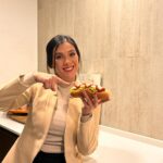 Karol Cariola Instagram - Antes de que termine el día, les quiero compartir que mi hermanita me esperó en casa con un rico completo al final de la jornada 🌭… me gusta con tomate, palta, mayo, ketchup y mostaza (no quedaba). Y ustedes comieron completos hoy? Cómo es su completo favorito? Las y los leo… 👀 #díadelcompleto #díadelcompleto🌭