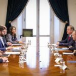 Karol Cariola Instagram - Reunión de las mesas directivas de la Cámara de Diputados/as y el Senado con el Presidente de la República @gabrielboric 🤝🏼 Junto al presidente del @senadochile @senadorjosegarciaruminot y los vicepresidentes de ambas mesas @ericaedojeldres @diputadogasparrivas y @matiaswalkerprieto fuimos convocados por el presidente Gabriel Boric para colaborar en el avance legislativo de la agenda de trabajo para el crecimiento económico, progreso social y responsabilidad fiscal. 👉🏼Se nos presentaron 21 proyectos de ley, de los cuales la mayoría se encuentran tramitados en el Senado. 👉🏼Ambas mesas nos hemos comprometido en contribuir a que esta agenda al menos sea tramitada durante este año, antes de la ley de presupuesto, en el Congreso Nacional. Cada sector político podrá manifestar su opinión en el proceso de discusión democrática y votar como consideren adecuado, lo que importa es que la discusión avance.
